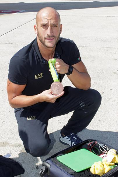Valentino Gallo, giocatore del Settebello, mostra orgoglioso la sua medaglia di bronzo (Ansa)